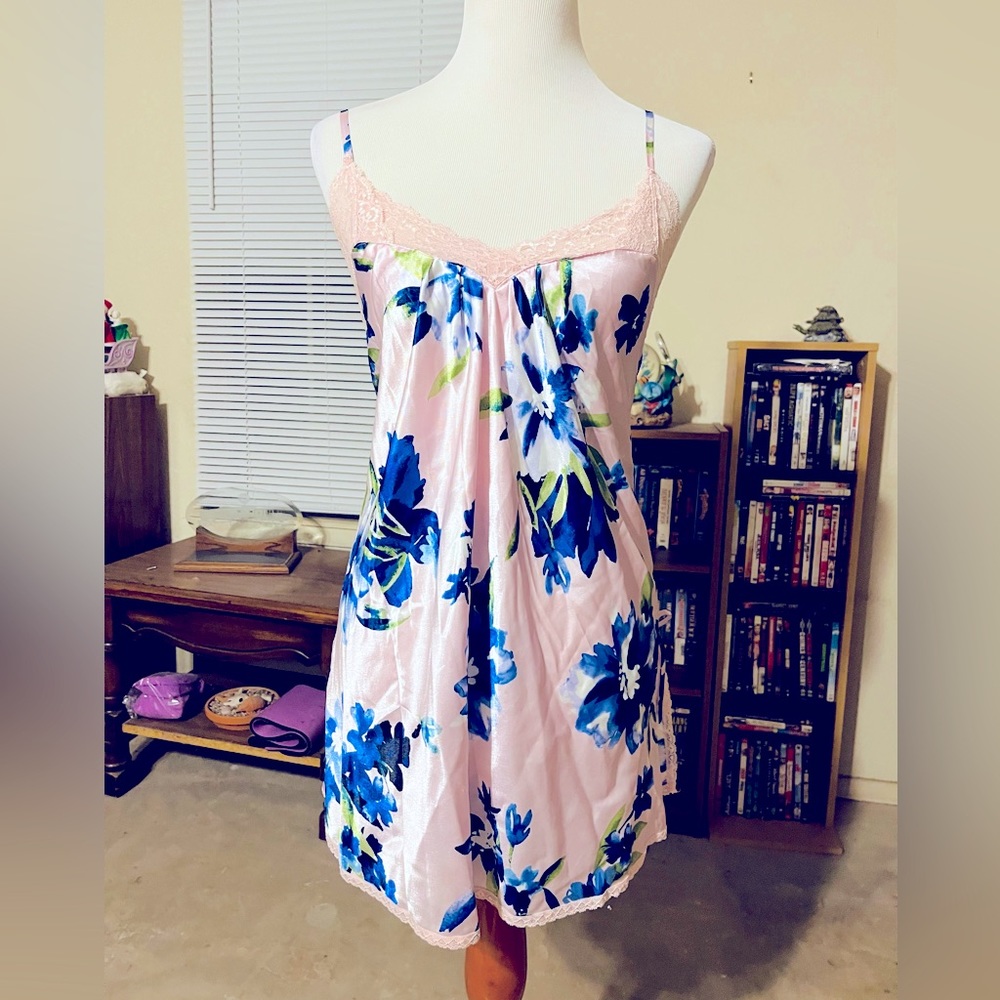 Designer Brand Oscar De La Renta Nightgown